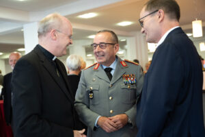 Generalinspekteur Breuer betont Bedeutung einer wehrhaften Gesellschaft beim Sommerempfang des Bischofs in der Wolfsburg