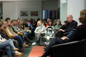 Himmler und Bonhoeffer: Nachfahren eines NS-Täters und eines Widerstandskämpfers im Dialog über Verantwortung, Rechtsruck und Zivilcourage